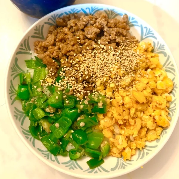 🍚晩ごはんは三色丼🥰