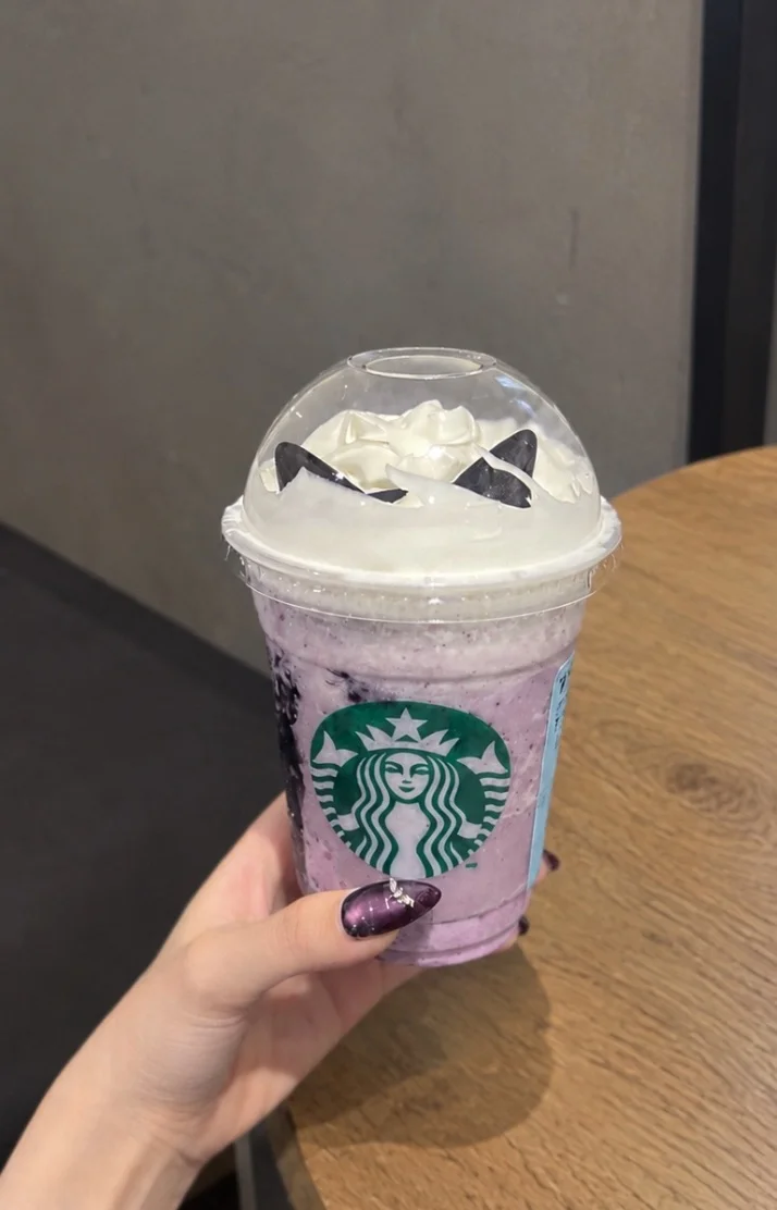 スタバ飲んできたよ♡🖤
