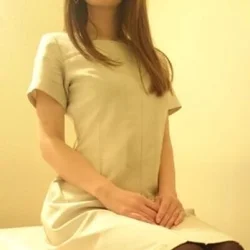 グラマラスなスタイルと艶やかな雰囲気で周囲を惹きつけます