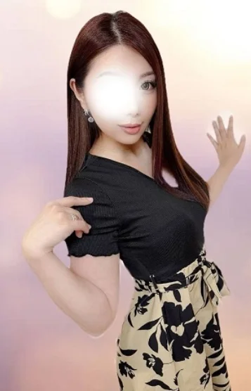 美女まりな