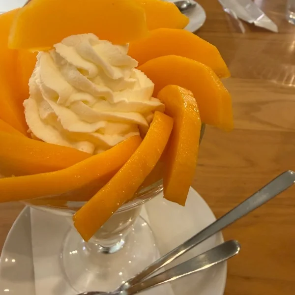 パフェ食べて元気チャージ💕