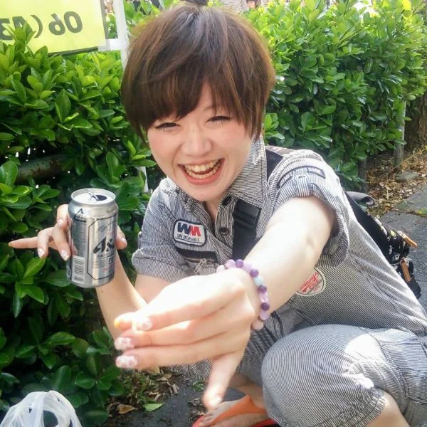 カーネーションと缶ビール