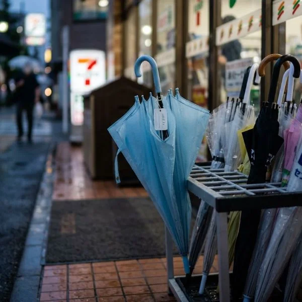 またコンビニに傘忘れた…😭
