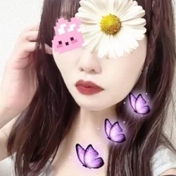 小室ゆりあ