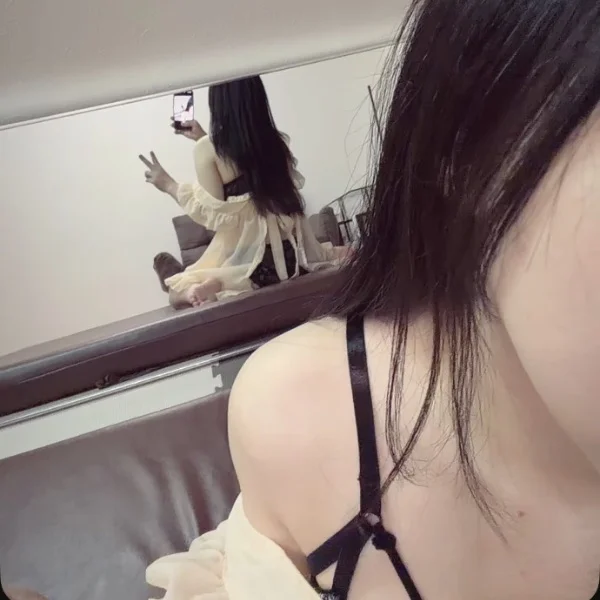 後ろ姿見せたかっただけなのに…