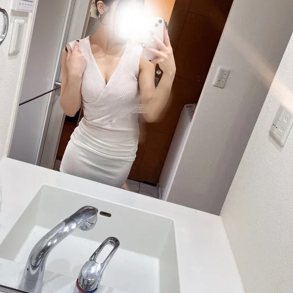 背中のホクロを数えてる