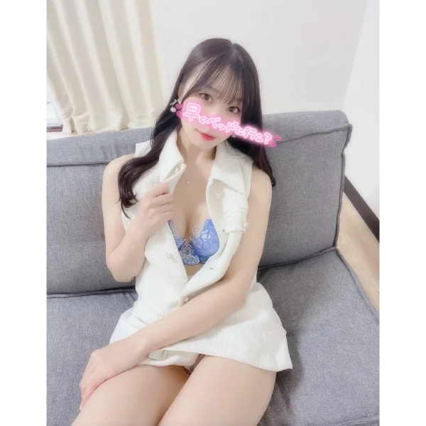 服からチラッ🫣❤️