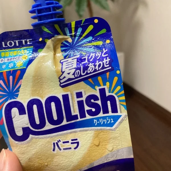 汗をかいた ミルクティーと 撮りすぎたポラロイド写真