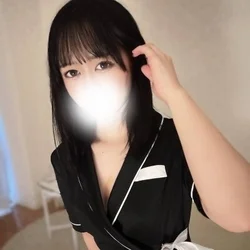 色白で透き通った肌にあどけなさが残る可...