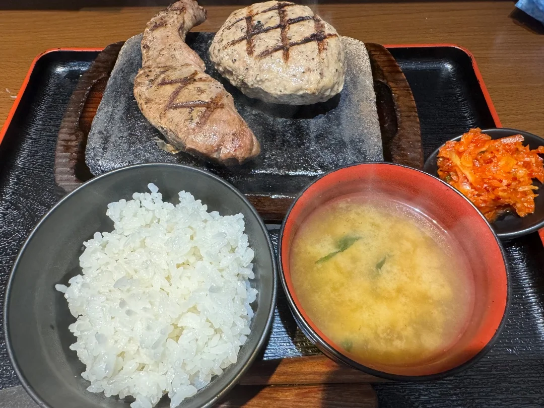 ハンバーグとタン