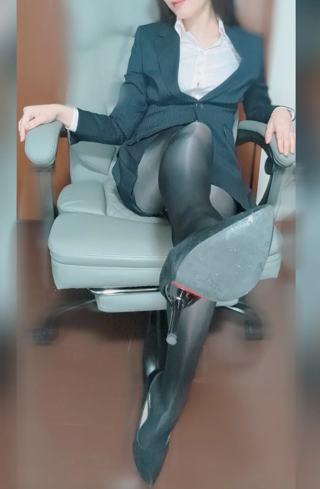 １日お仕事してきた足でいじめられたい？