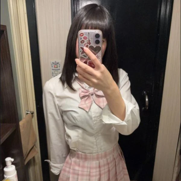 制服似合ってるかな?( ՞. ̫ .՞)