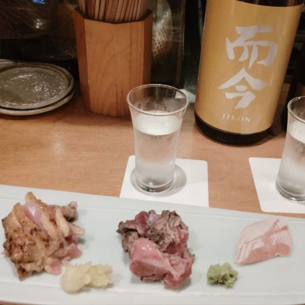 鳥刺しと日本酒