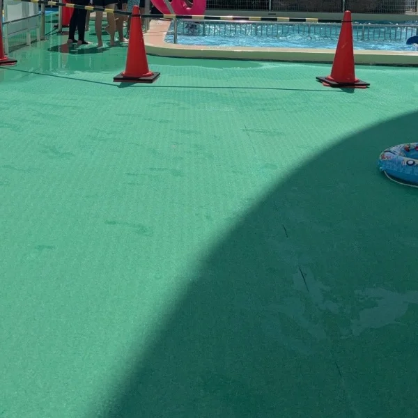 休み〜プールだよん♡