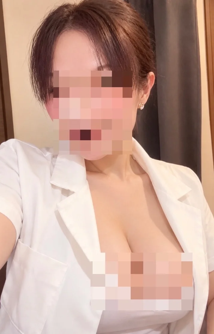 白衣の下に隠したもう1つの顔…❤️