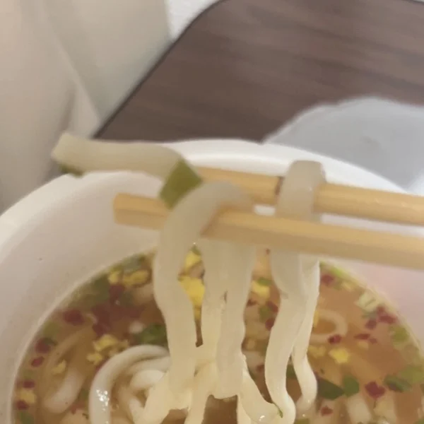 うどん食べてる笑