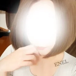 ① すっと寄り添う落ち着きと、芯のある...