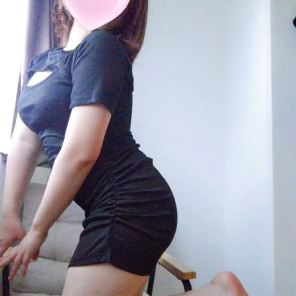 明日18時から出勤♪事前予約お待ちしてます💖