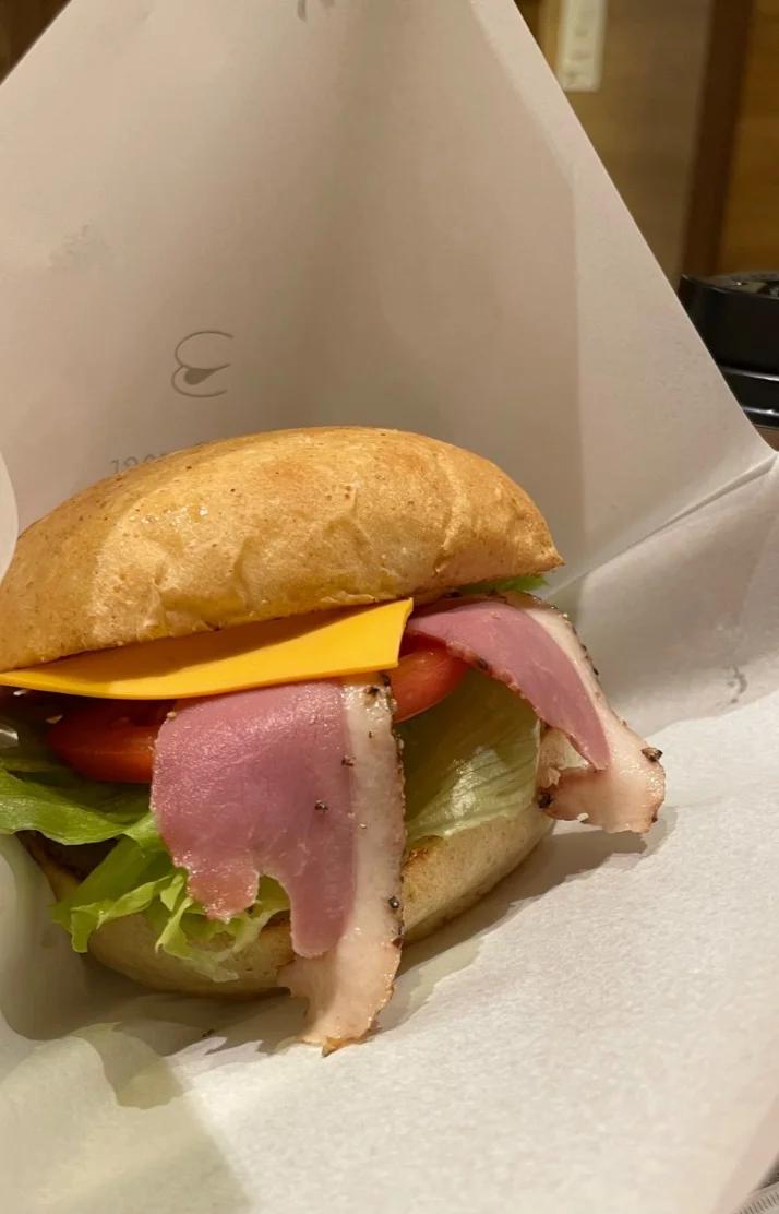 朝バーガーして12：00〜出勤🍔