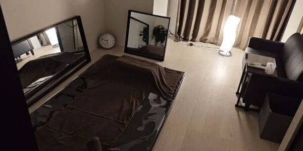 聖なる人妻の待機室写真